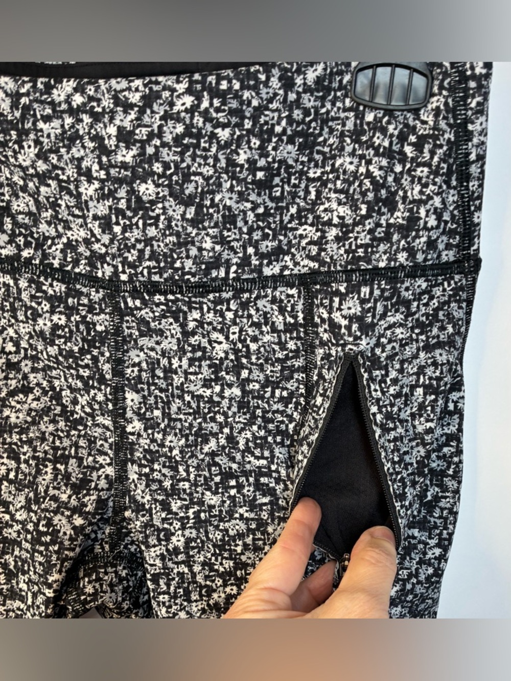 Lululemon Speed Up Style Leggings 8 Blk/Wht Abstract Zip Pocket Running Tights - Picture 4 of 10
